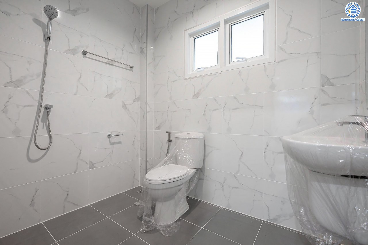 บ้านมือสองตกแต่งใหม่ โครงการ นาราภิรมย์ พุทธมณฑลสาย3 ตกแต่งหรูหรา เนื้อที่ 100 ตร.ว. พื้นที่ใช้สอย 218.73 ตร.ม. ฟังก์ชัน 3 ห้องนอน 4 ห้องน้ำ 1 ห้องแม่บ้าน จอดรถได้ 2 คัน บนทำเลเชื่อมต่อเมือง ใกล้เซ็นทรัลศาลายา, เดอะมอลล์บางแค และทางคู่ขนานลอยฟ้าบรมราชชนนี รายล้อมด้วยสิ่งอำนวยความสะดวกครบ